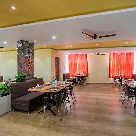 Oyo 22837 Chairmen'S Hotel Bangalore Luaran gambar