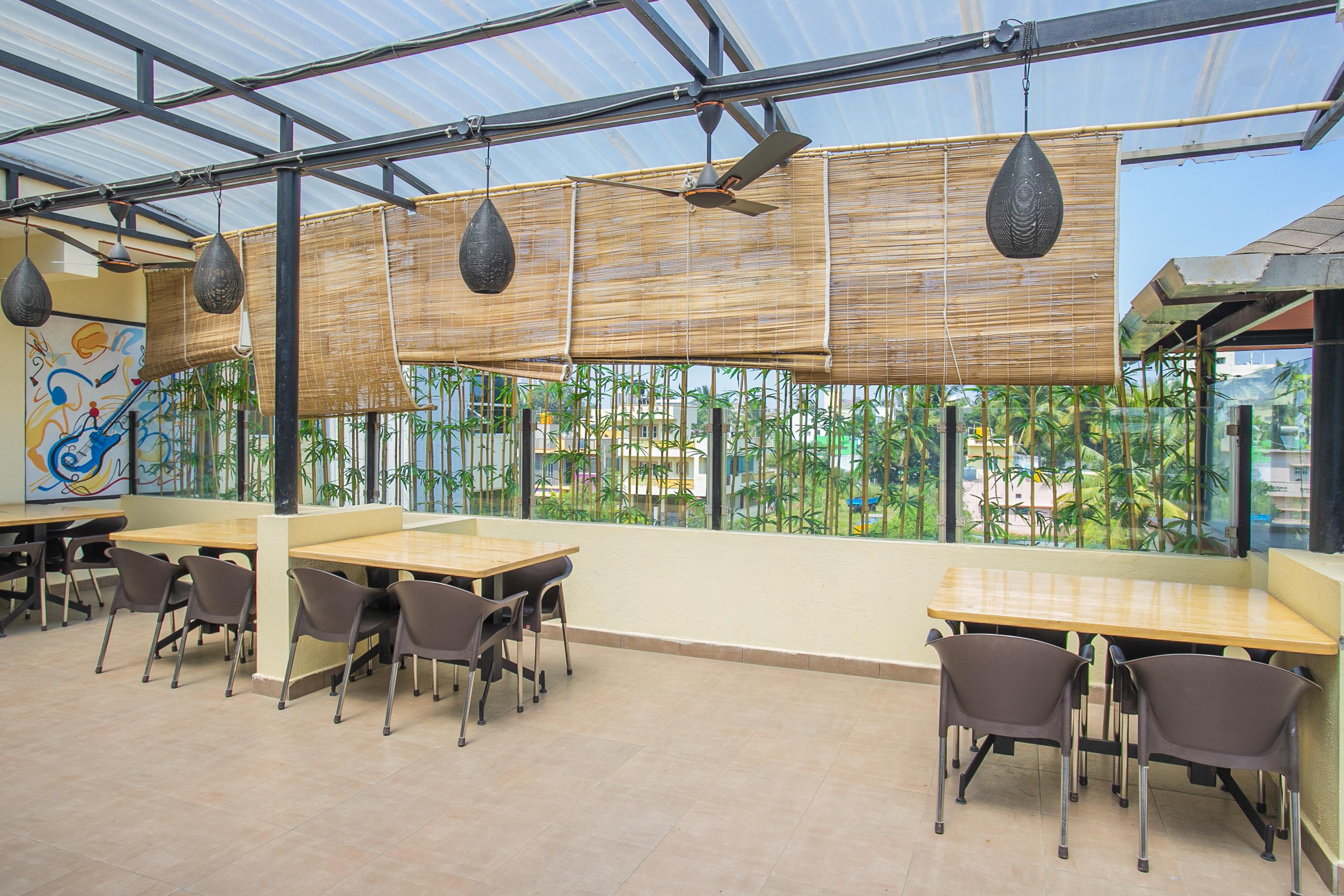Oyo 22837 Chairmen'S Hotel Bangalore Luaran gambar