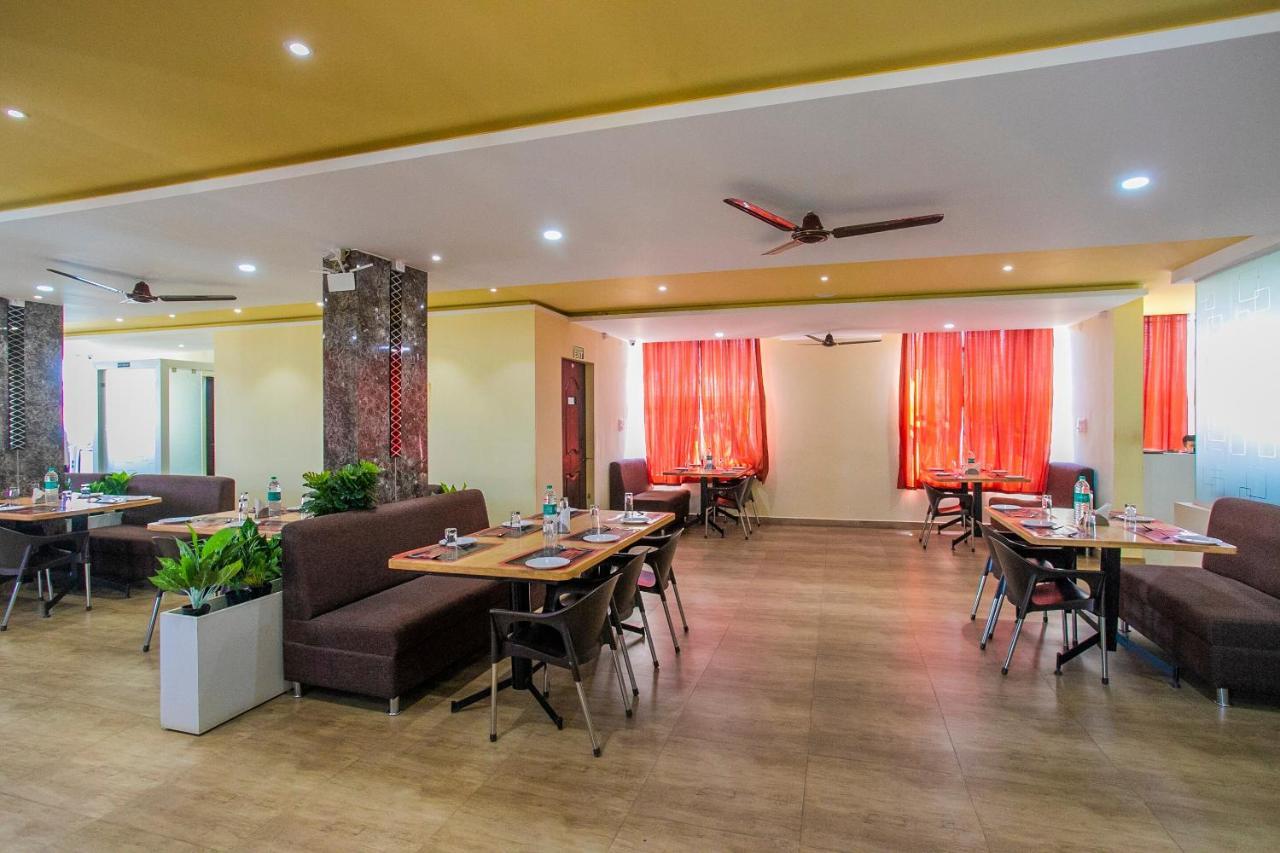 Oyo 22837 Chairmen'S Hotel Bangalore Luaran gambar
